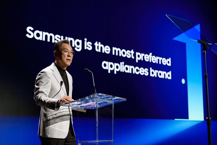 김철기 삼성전자 DA사업부장 부사장이 CES 2026에서 열린 딥 다이브 행사에서 발표하고 있다.