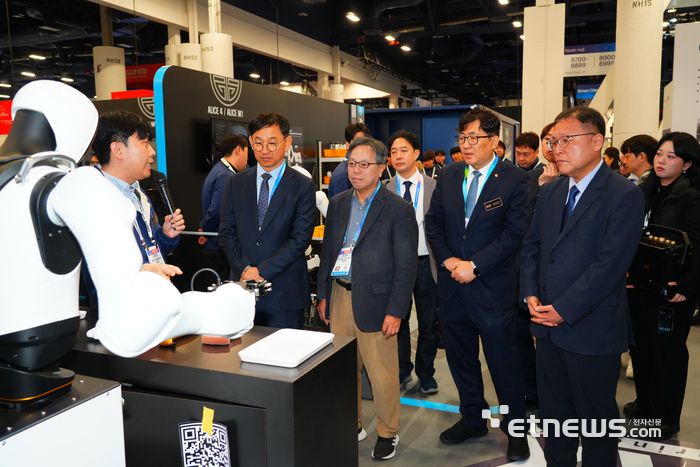 '휴머노이드 M.AX 얼라이언스 공동관'에서 참여기업이 로봇 핸드를 설명하고 있다.