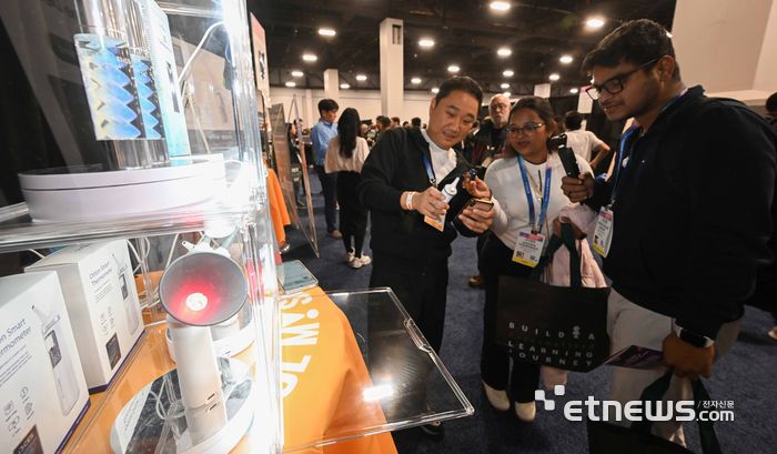 세계 최대 가전·정보기술(IT) 전시회 'CES 2026'이 오는 6일부터 나흘 간 미국 네바다주 라스베이거스 일대에서 열린다. 개막을 이틀 앞둔 4일(현지시간) 라스베이거스 만달레이베이 컨벤션센터에서 열린 CES 언베일드(Unveiled)에서 참관객이 오티톤메디컬의 스마트체온계를 살펴보고 있다.  라스베이거스=이동근기자 foto@etnews.com