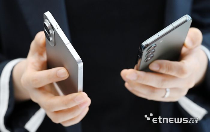 삼성전자 '갤럭시 S25 엣지'(왼쪽). 역대 갤럭시S 시리즈 중 가장 얇은 5.8㎜ 두께의 슬림 디자인에 163g 무게를 구현했다. 이동근기자 foto@etnews.com