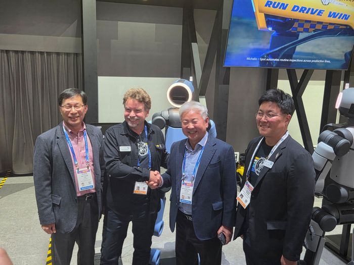 7일(현지시간) 미국 라스베이거스에서 열린 'CES 2026'에서 에티버스와 보스턴 다이내믹스 주요 인사가 만나 악수를 하고 있다. 왼쪽부터 이호준 에티버스 대표이사, 마크 테어먼 보스톤 다이내믹스 최고전략책임자(CSO), 정명철 에티버스그룹 회장, 제이슨 윤 보스턴 다이내믹스 아시아 담당. [사진=에티버스 제공]