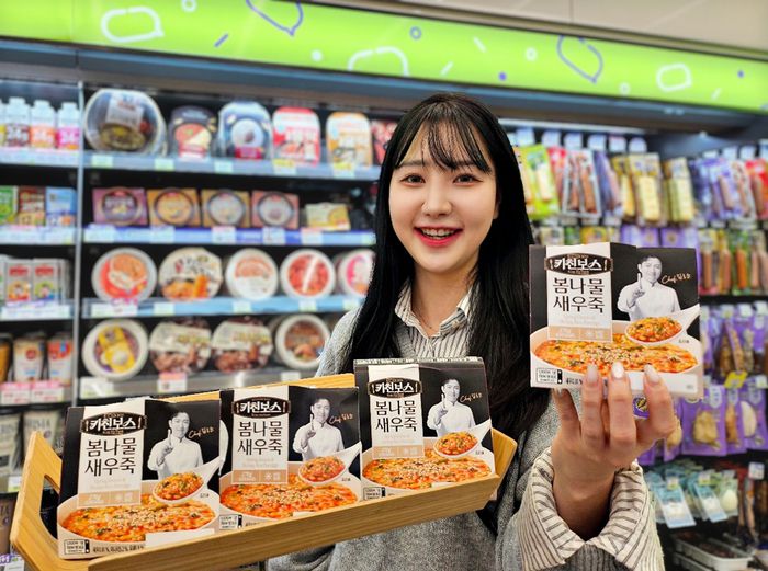 모델이 CU가 김호윤 셰프와 손잡고 선보인 '봄나물 새우죽'을 소개하고 있다.