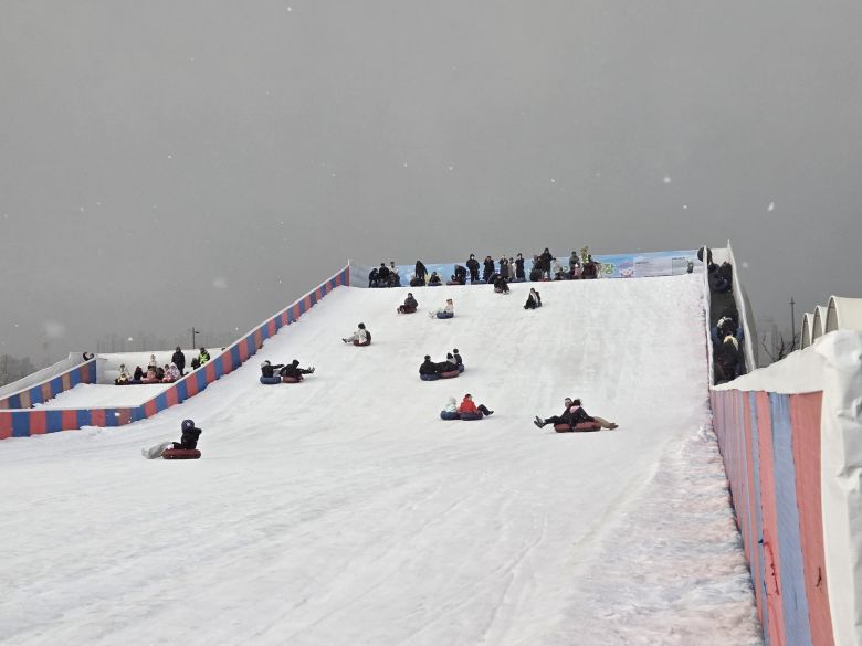 사진= 한강 잠원 눈썰매장 슬로프/ 박병창 기자