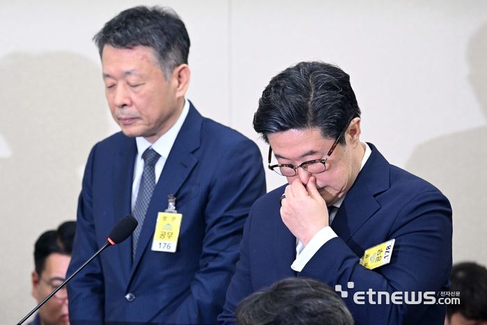 공정거래위원회, 개인정보보호위원회애 대한 국회 정무위원회의 국정감사가 14일 서울 여의도 국회에서 열렸다. 김광일 홈플러스 대표(왼쪽)와 김병주 MBK파트너스 회장이 증인으로 출석해 고개를 숙이고 있다. 김민수기자 mskim@etnews.com