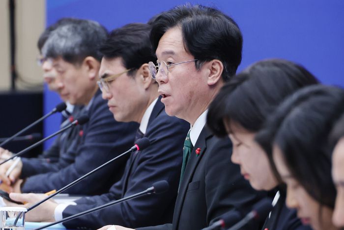 김영훈 고용노동부 장관이 12일 정부세종청사 고용노동부 대회의실에서 열린 한국산업인력공단 등 산하기관 업무보고에서 발언하고 있다. 연합뉴스.