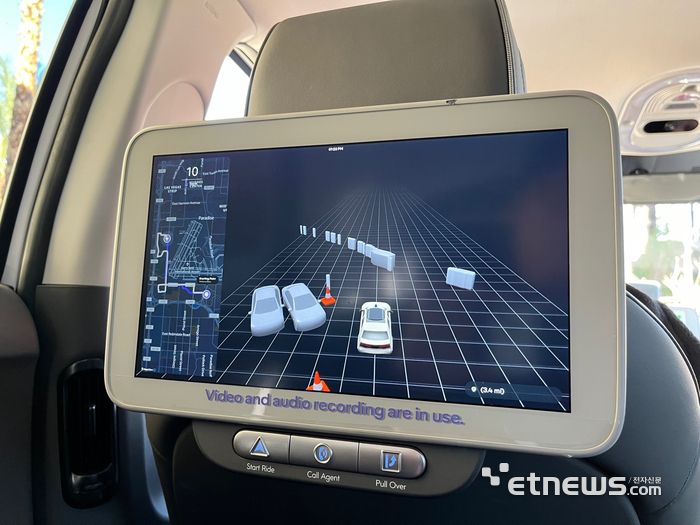 로보택시 뒷좌석에서 모니터를 통해 교통 흐름을 파악할 수 있다. 라스베이거스=정치연 기자