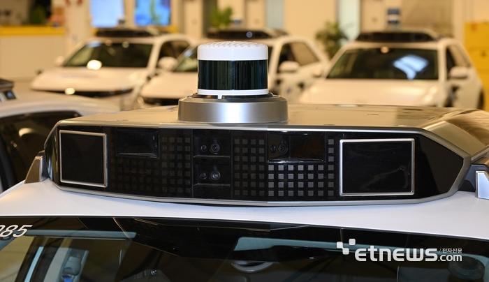 8일(현지시간) 미국 네바다주 라스베이거스 모셔널 테크니컬 센터에서 비전센서와 라이다 등 자율주행에 필요한 장치를 부착한 아이오닉5 모습. 현대자동차그룹의 자율주행 합작법인 모셔널은 올해 말 레벨4 수준의 무인 자율주행 서비스를 본격 상용화하겠다는 계획을 발표했다.   라스베이거스=이동근기자 foto@etnews.com