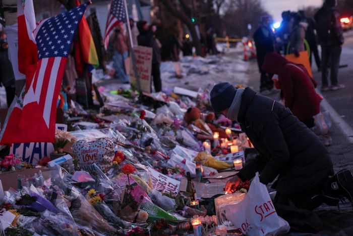 지난 7일(현지시간) ICE 총격 사건으로 숨진 르네 니콜 굿의 임시 추모비. 사진=로이터 연합뉴스