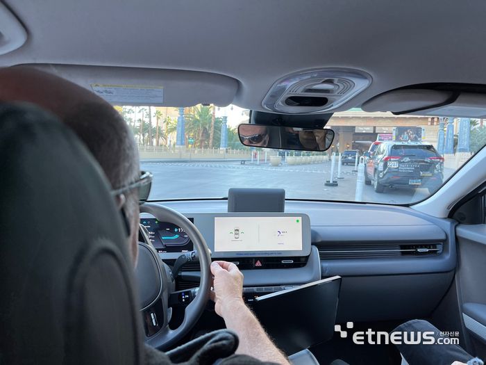 모셔널 아이오닉5 로보택시가 호텔 로비에 진입하고 있다. 라스베이거스=정치연 기자