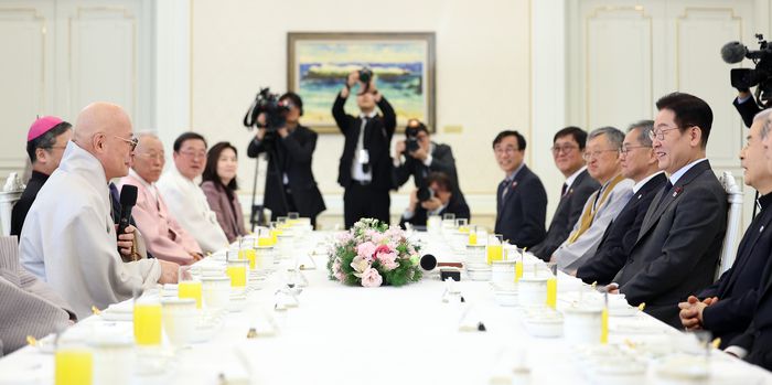 이재명 대통령이 12일 청와대에서 열린 종교지도자 초청 오찬간담회에서 한국종교지도자협의회 공동의장인 대한불교조계종 총무원장 진우스님의 인사말을 듣고 있다. 연합뉴스