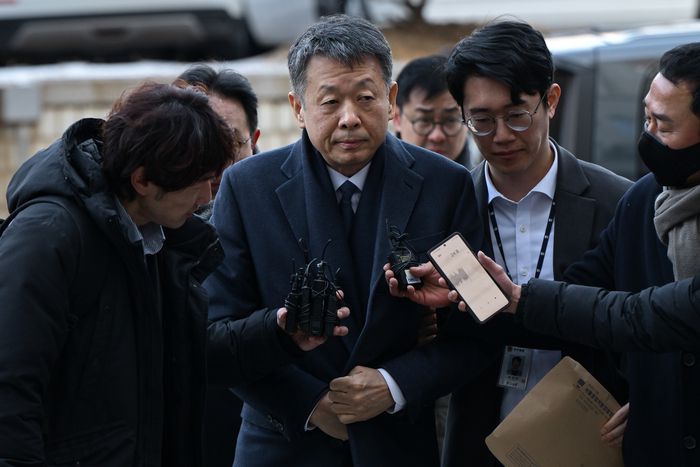 김광일 MBK파트너스 부회장 겸 홈플러스 공동대표가 구속 전 피의자 심문(영장실질심사)를 위해 13일 서울 서초구 서울중앙지방법원에 들어서고 있다. 〈자료:연합뉴스, 공동취재단〉