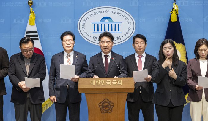 국민의힘 소장파 초재선 모임인 '대안과 미래' 소속 의원들이 14일 국회 소통관에서 이날 새벽 국민의힘 윤리위원회에서 결정한 한동훈 전 대표 제명과 관련한 기자회견을 하고 있다. 연합뉴스