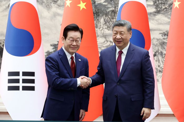 악수하는 한-중 정상     (베이징=연합뉴스) 한상균 기자 = 이재명 대통령과 시진핑 중국 국가주석이 5일 베이징 인민대회당에서 열린 한중 MOU 체결식에서 악수하고 있다. 2026.1.5     xyz@yna.co.kr  (끝)