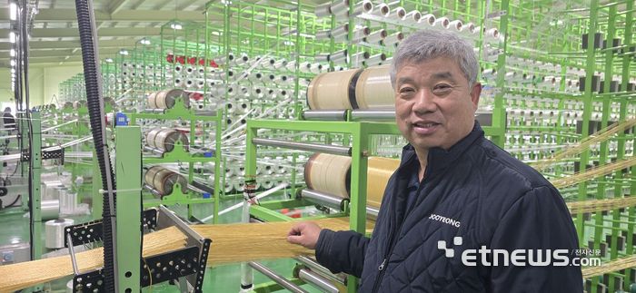 박정구 주영피앤에스 대표가 공장 설비 앞에서 자사 제품에 관해 설명하고 있다.