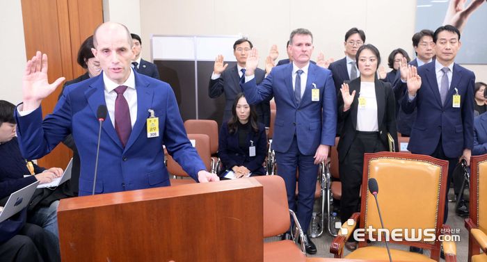 쿠팡 침해사고 및 개인정보 유출, 불공정 거래, 노동환경 실태 파악과 재발방지 대책 마련을 위한 청문회가 지난 달 30일 서울 여의도 국회에서 열렸다. 해롤드 로저스 쿠팡 대표가 증인선서를 하고 있다. 김민수기자 mskim@etnews.com