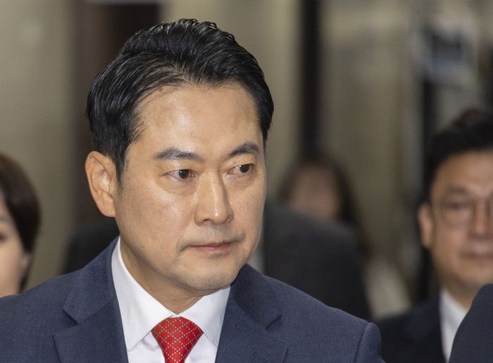 국민의힘 장동혁 대표가 15일 국회에서 열린 최고위원회의가 열릴 회의실로 향하고 있다. 연합뉴스