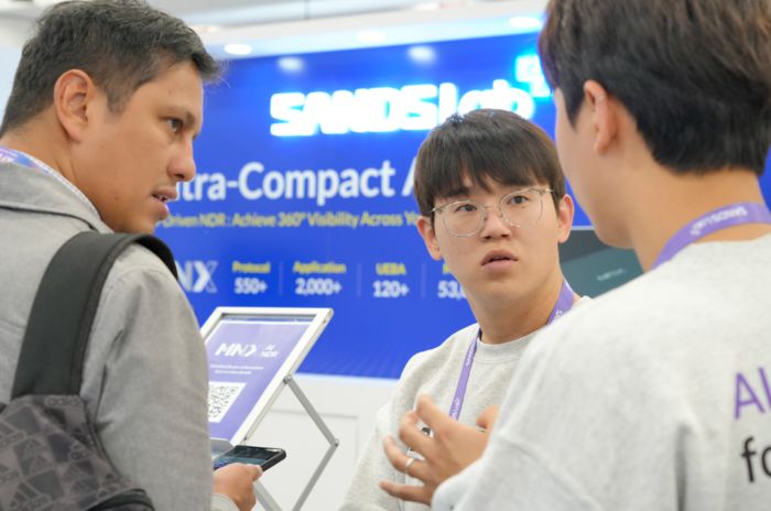 샌즈랩 직원들이 부스에 방문한 관람객에게 자사 제품을 소개하고 있는 모습