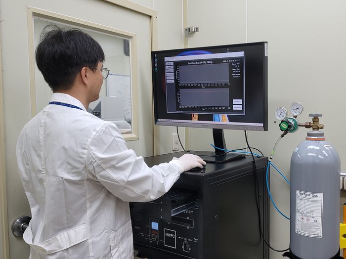 표준연 연구진이 면적선원 일차표준기로 표준방출률을 측정하고 있다.