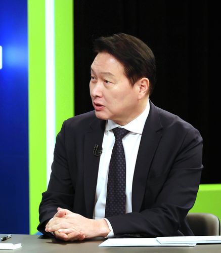 최태원 대한상공회의소 회장이 18일 신년 대담 방송에 출연해 새해 경제 화두를 제시했다.