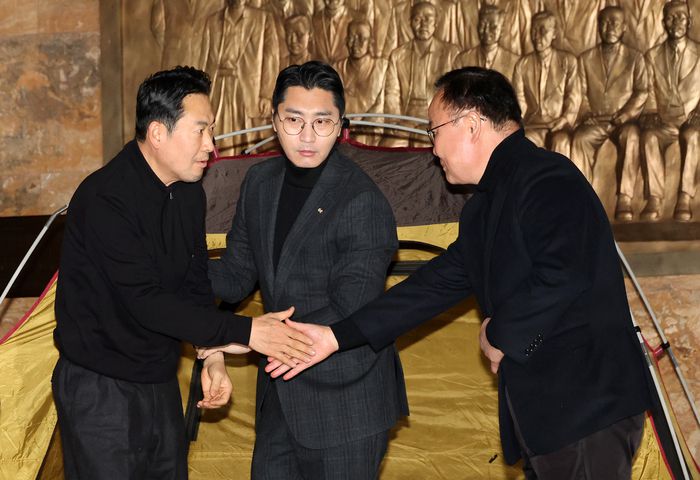 더불어민주당에 통일교·공천헌금 '쌍특검' 수용을 요구하며 닷새째 단식 투쟁을 이어가고 있는 국민의힘 장동혁 대표(왼쪽)가 19일 국회 로텐더홀 농성장에 마련된 텐트에서 나오며 이날 오전 6시부터 동조단식에 나선 김재원 최고위원(오른쪽)과 악수하고 있다. 연합뉴스
