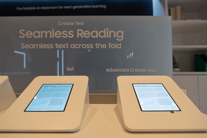 삼성디스플레이가 CES 2026에서 선보인 차세대 폴더블 패널(오른쪽)과 기존 폴더블 패널 비교. 〈사진 삼성디스플레이〉