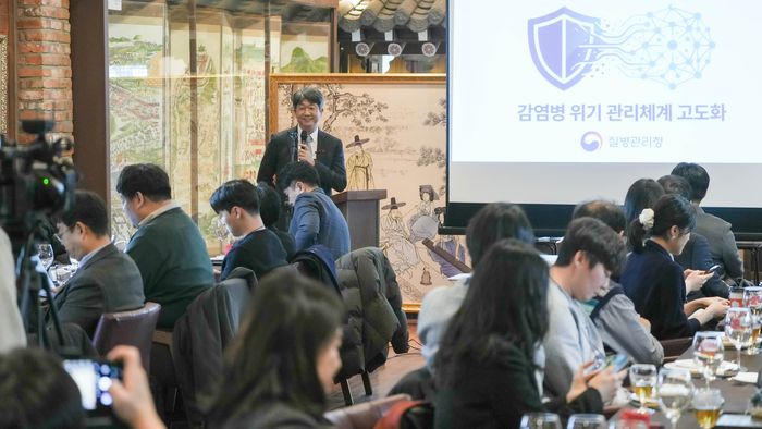 임승관 질병관리청장이 19일 충북 청주시 한 식당에서 기자간담회를 열고 감염병 위기관리 체계 고도화 방안을 발표했다.(사진=질병관리청)