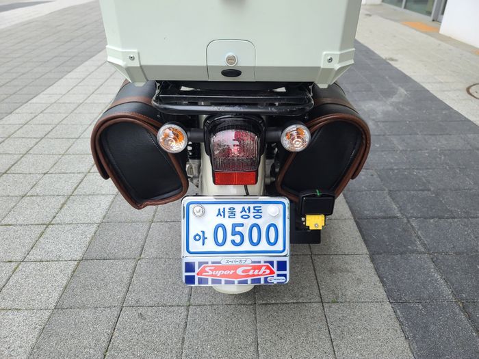 이륜차에 적용된 BSD. 오른쪽 노란 센서가 좌우측에서 시속 5㎞ 이상 속도를 내는 차량등을 감지해 앞쪽 미러에 깜박이로 반영된다.