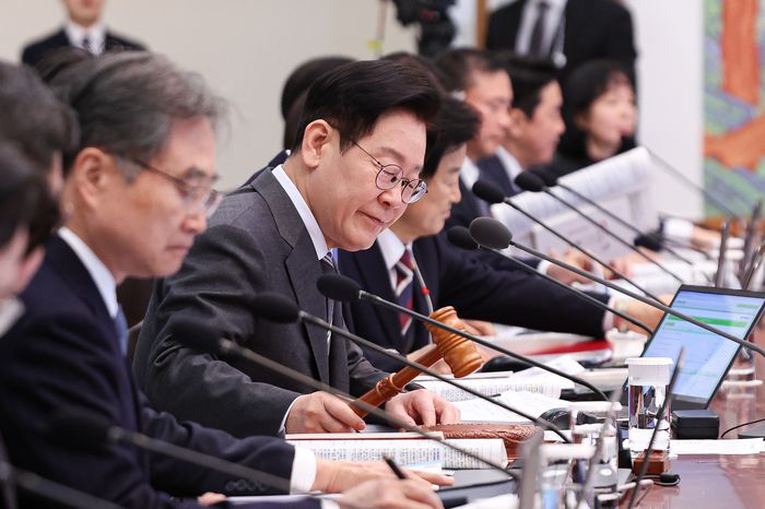 이재명 대통령, 국무회의 개회선언     (서울=연합뉴스) 김도훈 기자 = 이재명 대통령이 20일 청와대에서 열린 국무회의에서 개회선언을 하고 있다. 2026.1.20 [청와대통신사진기자단]     superdoo82@yna.co.kr (끝)