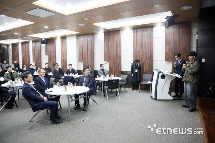 참석자들이 과정평가형 국가기술자격 교육 훈련과정 시행 선포를 하고 있다