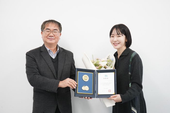 카카오게임즈는 장애인 게임 접근성 향상을 위한 보조기기 지원 사업인 '함께하는 플레이버디'로 경기도 내 장애인의 문화 향유권 증진에 기여한 공로를 인정받아 경기도지사 표창을 수상했다. 정인학 경기도재활공학서비스연구지원센터장(왼쪽)과 조정연 카카오게임즈 ESG/Value Enhancement실장이 기념촬영했다.