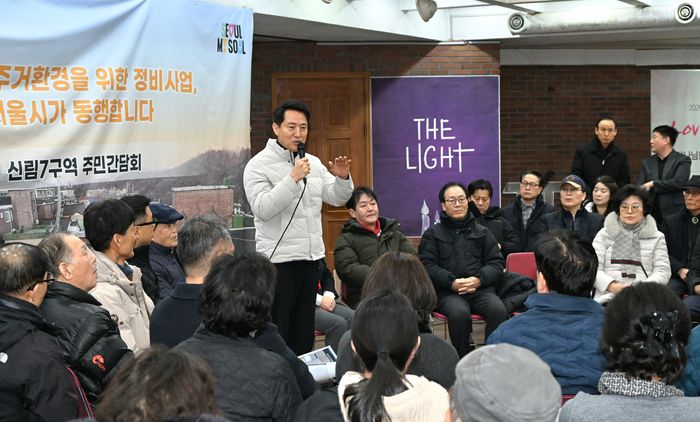 오세훈 서울시장이 19일 관악구 신림7구역 재개발사업 계획에 대해 주민들에게 설명하고 있다. 사진=서울시