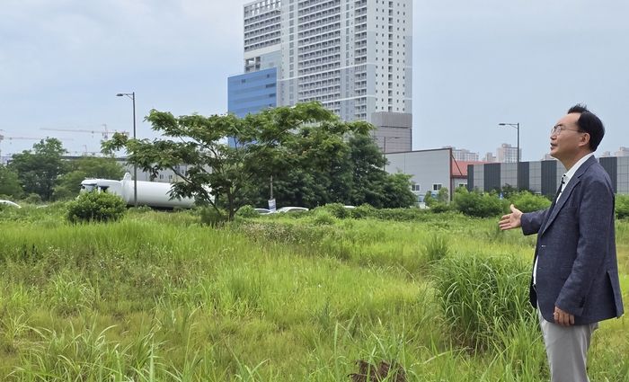 2030년 개관 예정인 국립나주에너지전문과학관 부지 앞에서 윤병태 나주시장이 건립 계획 등을 설명하고 있다.