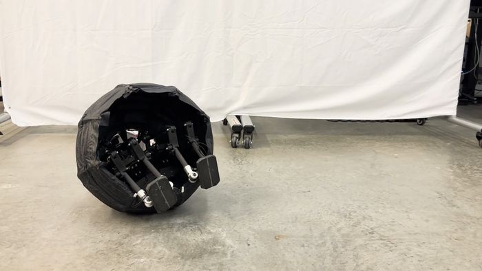 하이브리드레그(HybridLeg)를 적용한 로봇이 넘어져 있는 장면 / KIMLAB 유튜브