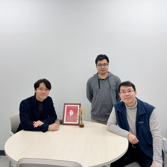 오명환 교수, 동라이 판 연구원, 최원용 교수(왼쪽부터).