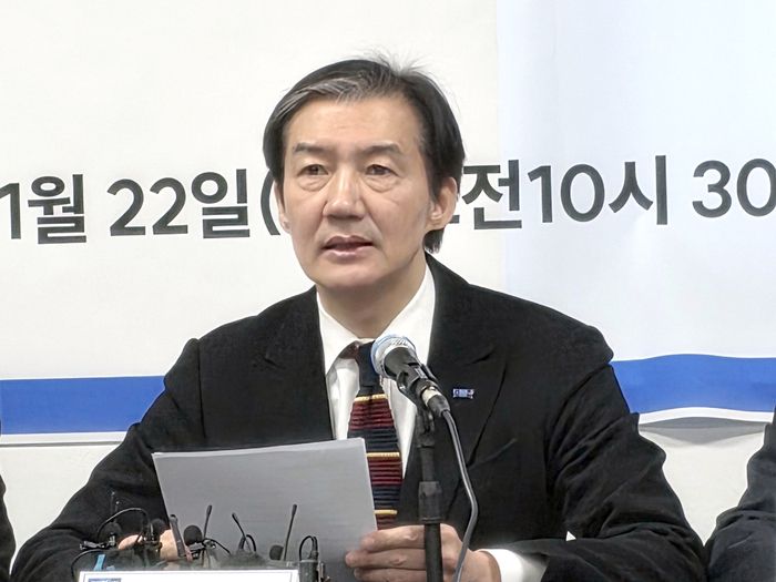 조국 조국혁신당 대표가 22일 전북 전주시 전북도당 당사에서 현장 최고위원회의를 주재하고 있다. 연합뉴스