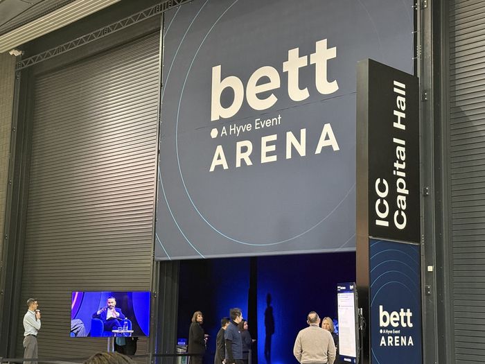 21일(현지시간) 영국 엑셀 런던 메인 강연장인 아레나 입구에서 참가자들이 기다리고 있다. (사진=이지희 기자)