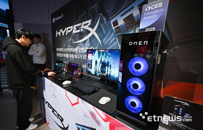 HP 게이밍 신제품 소개 기자간담회가 22일 서울 강남구 SOOP 프릭업 스튜디오에서 열렸다. 참석자가 하이퍼X 오멘 게이밍 시리즈 신제품을 체험하고 있다. 왼쪽부터 게이밍 랩톱 '하이퍼X 오멘 15', 게이밍 모니터 '하이퍼X 오멘 27형 OLED', 게이밍 데스크톱 '오멘 맥스 45L'. 이동근기자 foto@etnews.com