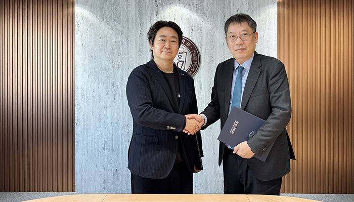 최종복 직스테크놀로지 의장(왼쪽)과  윤도영 광운대학교 총장이 MOU 교환후 악수를 나눴다.