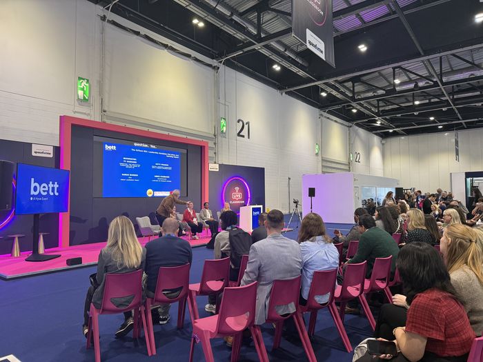 BETT UK 2026 부스 옆에서 라이브 클래스룸을 통해 에듀테크를 통한 실제 교육 현장을 보여준다. (사진=이지희 기자)