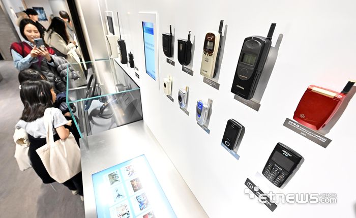 KT온마루 관람객들이 시간의 회랑에서 이동통신 기술 진화 관련 전시물을 살펴보고 있다. 이동근기자 foto@etnews.om