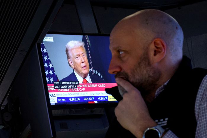 미국 뉴욕 증권거래소에서 증권투자자가 도널드 트럼프 미국 대통령의 연설을 시청하고 있다. 사진=로이터 연합뉴스