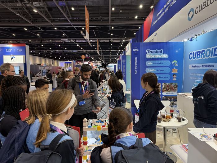 한국파빌리온관에 위치한 큐브로이드에 단체 학생들이 방문해 제품을 시연해보고 있다. (사진=이지희 기자)