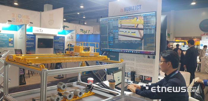 휴비즈아이씨티 관계자가 '철강 스마트 무인 크레인 솔루션'을 시연하고 있다.