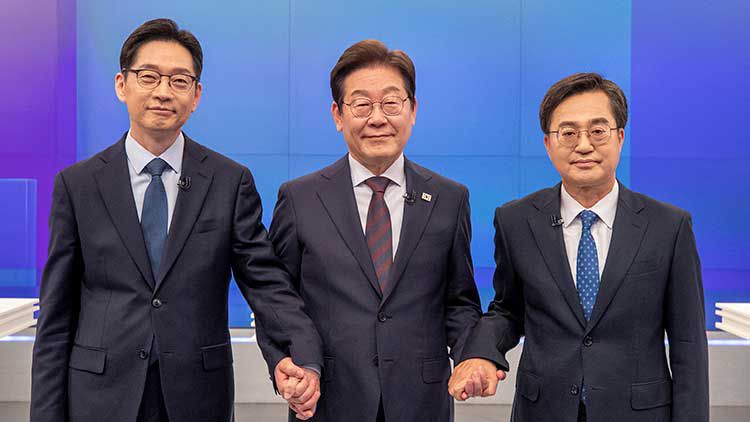 25일 서울 중구 TV조선 스튜디오에서 열린 더불어민주당 경선 마지막 TV토론회에서 후보들이 기념 촬영을 하고 있다. 왼쪽부터 김경수, 이재명, 김동연 후보. /연합뉴스