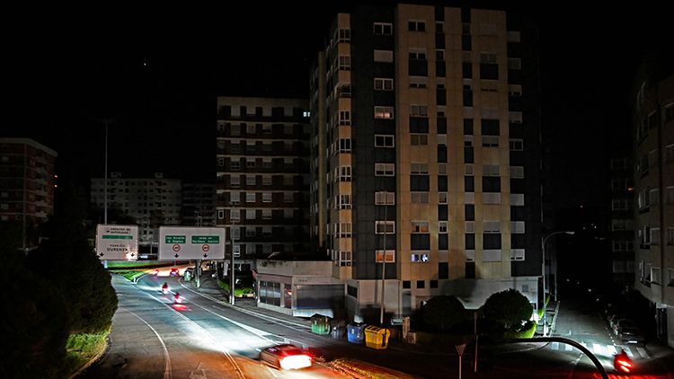 대규모 정전 사태로 어두운 거리 /AFP=연합뉴스