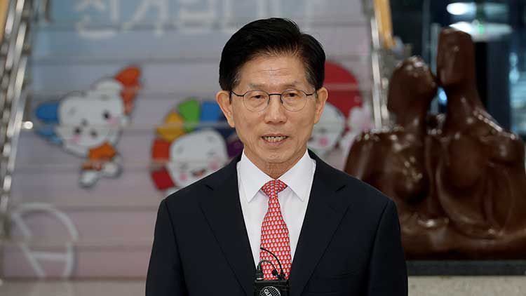국민의힘 김문수 대선 후보가 11일 경기도 과천 중앙선거관리위원회에서 제21대 대통령선거 후보 등록 후 밖으로 나서고 있다. /연합뉴스