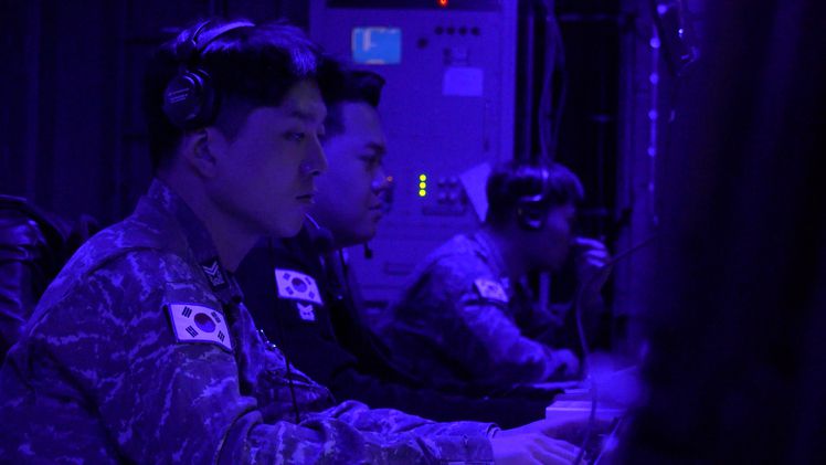 율곡이이함(DDG) 장병들이 5월 9일 전투지휘실에서 한미 연합 해상대특수전부대작전(MCSOF) 훈련을 하고 있다.