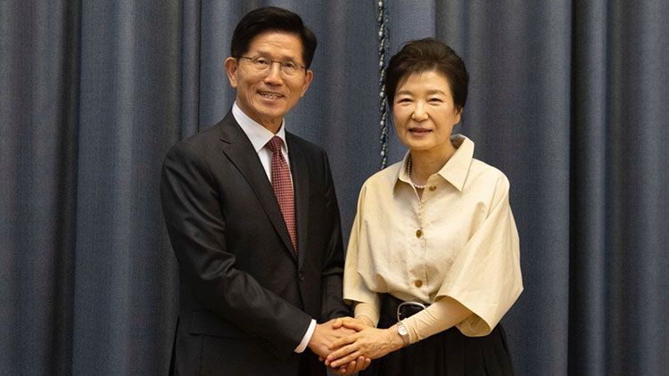국민의힘 김문수 대선 후보가 24일 대구 달성군 박근혜 전 대통령 사저에서 박 전 대통령을 만나고 있다. /국민의힘 제공