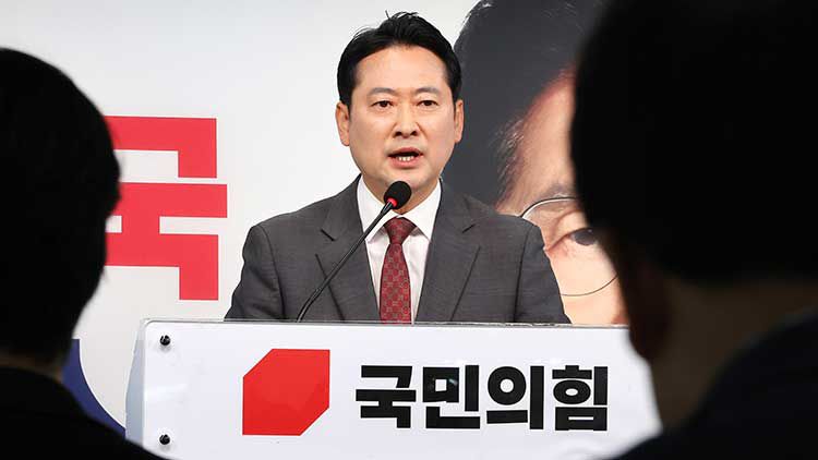 국민의힘 장동혁 선대위 상황실장이 1일 서울 여의도 중앙당사에서 긴급 현안 기자회견을 열고 민주당의 '댓글 공작' 의혹 등 제기와 관련해 반박하고 있다. /연합뉴스