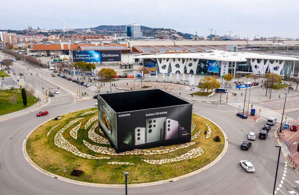 MWC 2023 행사장 입구에 설치된 '갤럭시 S23 시리즈' 대형 옥외광고 /사진=삼성전자 제공